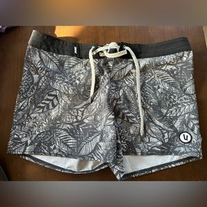 Vuori Sea Bound Boardshort Charcoal Leaf (Small)